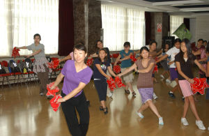 （圖）小營員們學習中國民族舞蹈