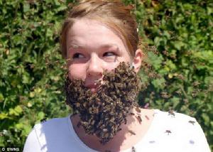英國女孩驚險表演為旅行籌款：讓蜜蜂爬滿臉頰當“鬍子”