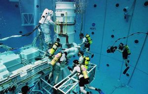 太空人受訓全球最大泳池