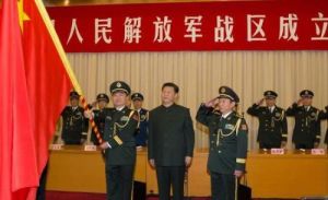 中共中央總書記、國家主席、中央軍委主席習近平向南部戰區司令員王教成、政委魏亮被授予軍旗。