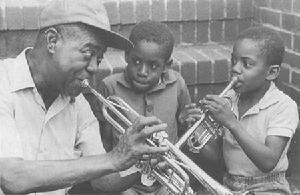 阿姆斯特朗與鄰居小孩一起即興吹奏