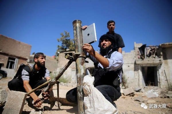 大馬士革郊區，敘利亞反對派“自由敘利亞軍”下屬的一個武裝派別使用iPad為自製迫擊炮定位，向政府軍陣地發射炮彈