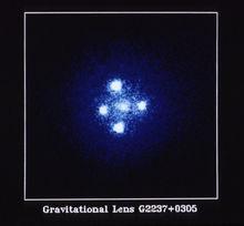 同一個天體在引力透鏡效應下的四個成像