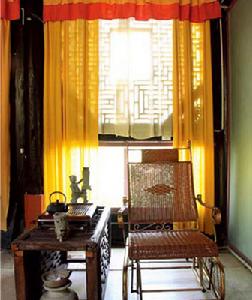 窗欞圖案及窗簾用色，暗喻的是一種“定”。