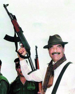 伊拉克前總統薩達姆手持AKS-47突擊步槍