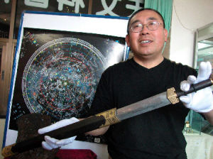 北京天文館張寶林展示一把隕鐵劍