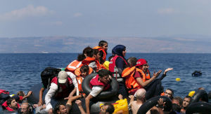 載著難民的橡皮艇突然漏氣導致34人死亡