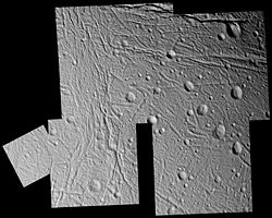 （圖）土衛二表面的高解析度拼接照片，顯示了數種地質構造和撞擊坑的破損情況