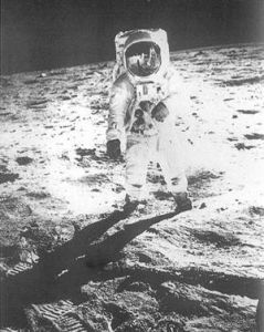 太空人埃德溫-奧德林在月球上漫步