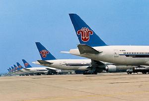 南航波音777機隊整齊停放機場