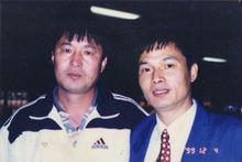 廉勝必（左）與記者