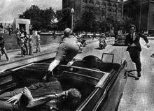 甘迺迪遇刺後，傑奎琳爬上車廂後撿頭骨