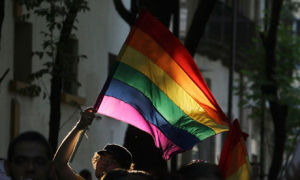 象徵著同性戀人群權益的彩虹旗
