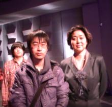 與主持人倪萍合影