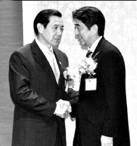 2010年11 月1 日，台灣地區領導人馬英九（左）會見日本前首相安倍晉三