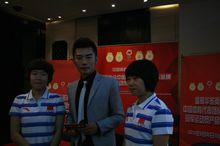 主持人鄭齊與冬奧會世界冠軍周洋、張會