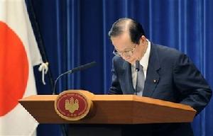 （圖）日本首相福田康夫在東京舉行的記者招待會上鞠躬