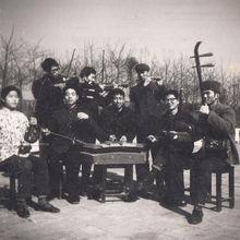 1979年左河水（後右1）在小樂隊