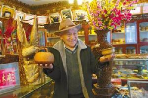 阿扎村格松赤烈老人展示他家店內品質最好的木碗