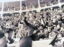 1956年，民眾集會上的耶拉斯