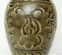 北宋耀州窯青釉刻花牡丹紋瓶 北宋耀州窯青釉刻花牡丹紋瓶