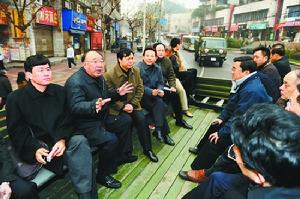 昨日，黃奇帆等市領導與相關部門負責人乘坐大卡車考察主城主幹道綜合整治改造項目。 記者 萬 難 攝