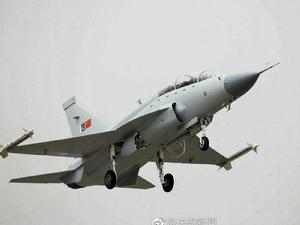 FC-1梟龍雙座型首飛成功