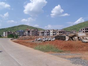 建設中的八公分新村