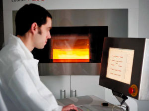 研究人員在監控腳踏車製造過程