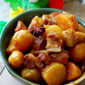 五花肉燒土豆仔