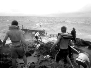 救援人員準備下海救援