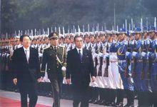 1999年7月9日，朱鎔基歡迎小淵惠三訪華。