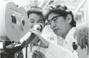 大島渚(右)在導戲