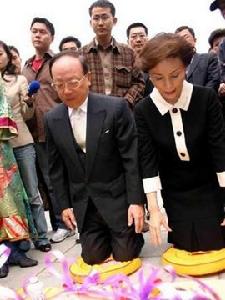 蔣孝嚴和夫人蔣黃美倫在母親章亞若墓前祭告