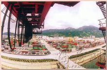 繁忙的港口作業