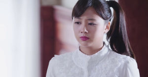 戴流蘇耳環的少女