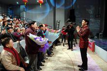 高博文向三位恩師獻花