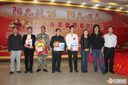 陳海金領獎像(右五)