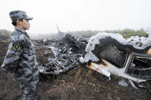 一名戰士守護飛機殘骸