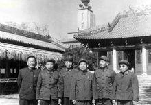 劉懋功（左三）和南京軍區的負責同志