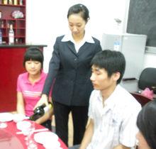 餐廳服務[餐廳服務人員對顧客的一種服務]