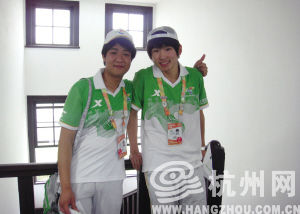 蔣育珉（左一）和同為志願者的朋友在一起