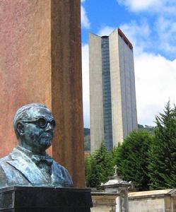 洛佩斯&middot;普馬雷霍的雕像，位於聖菲波哥大市中央公墓