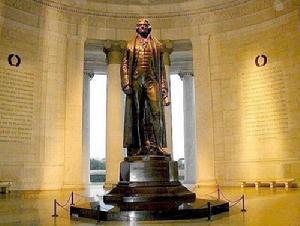 傑斐遜紀念堂內的高大雕像