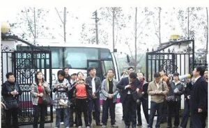 採訪團在歐元村採訪