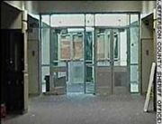 學校西邊大門在槍擊後的景像