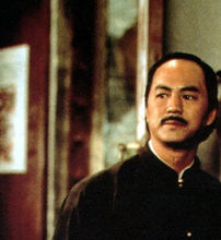 黃麒英（狄龍飾）