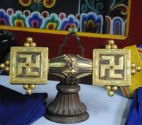 我們在佛教中常見的“卍”萬字，藏語就叫做“雍仲”,因為這原本就是“雍仲本教”的吉祥符號。圖為“雍仲本教”的主要標誌“雍仲恰幸”。