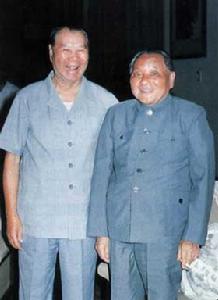 （圖）楊成武同志與鄧小平在一起