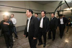 10月16日，國家安全監管總局局長駱琳，總局副局長、國家煤礦安監局局長趙鐵錘和河南省省長郭庚茂在事故井口